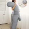 Cuscino per gravidanza Momcozy a forma di F Air Cover Grigio