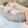 Cuscino per gravidanza Momcozy a forma di F Air Cover Grigio