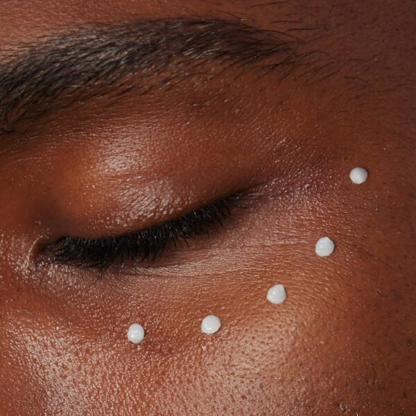 CeraVe Crema Riparatrice Contorno Occhi per un contorno occhi idratato a lungo, borse ridotte e occhiaie attenuate, per tutti i tipi di pelle, con acido ialuronico e ceramidi, 15 ml