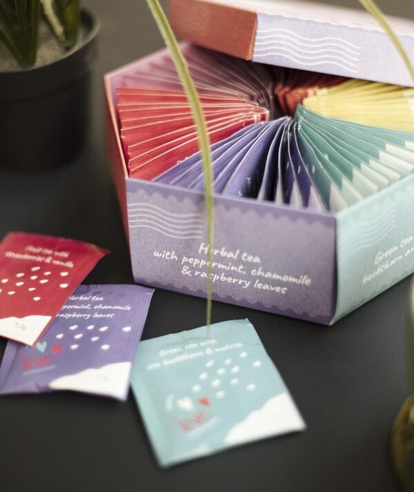 ACORO | Assortimento di tè Loveland | Confezione Regalo Confezione Regalo con Cestino di Tè Naturali Assortiti di 6 Gusti | Sorprendi i tuoi cari | Casella di selezione grande | 60 bustine di tè