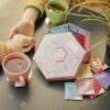 ACORO | Assortimento di tè Loveland | Confezione Regalo Confezione Regalo con Cestino di Tè Naturali Assortiti di 6 Gusti | Sorprendi i tuoi cari | Casella di selezione grande | 60 bustine di tè