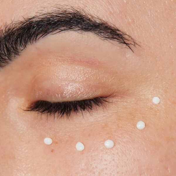 CeraVe Crema Riparatrice Contorno Occhi per un contorno occhi idratato a lungo, borse ridotte e occhiaie attenuate, per tutti i tipi di pelle, con acido ialuronico e ceramidi, 15 ml